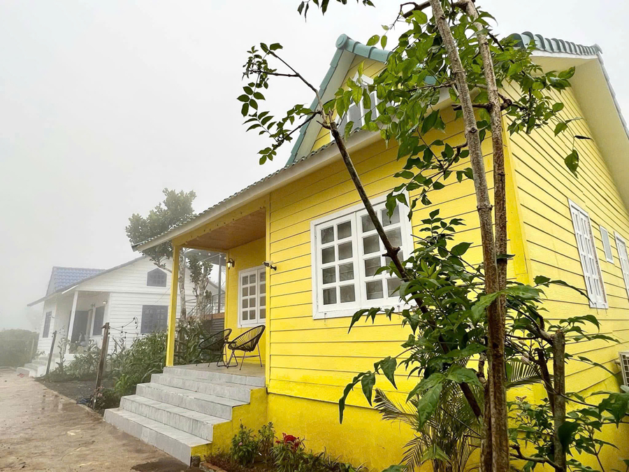 Villa trong sương sớm