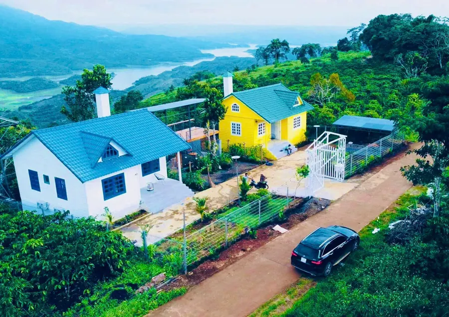 Toàn cảnh Tà Đùng Villa trên đồi nhìn ra hồ