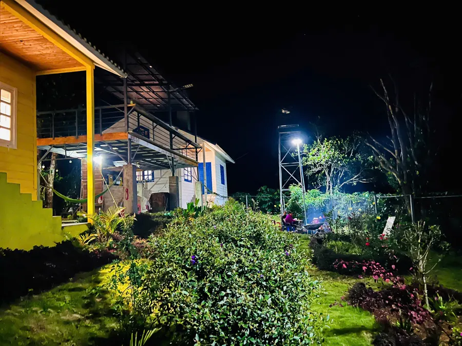 Lửa trại buổi tối ở sân villa